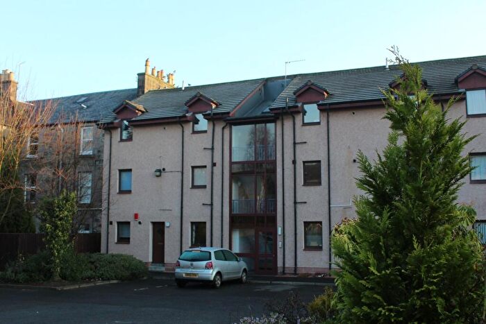 2 Bedroom Flat To Rent In Oliphant Court, Riverside, FK8