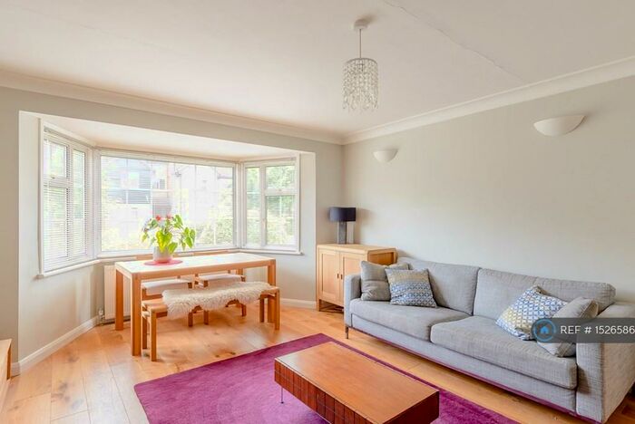 2 Bedroom Maisonette To Rent In Esmond Court, Barnet, EN5