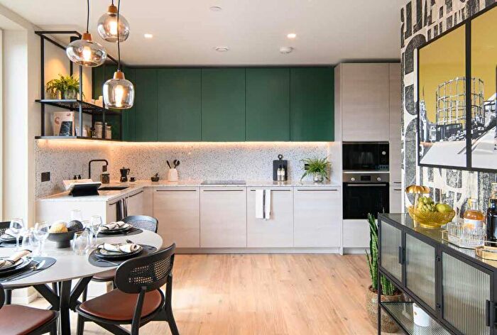 2 Bedroom Apartment For Sale In Leven Road, London, E14