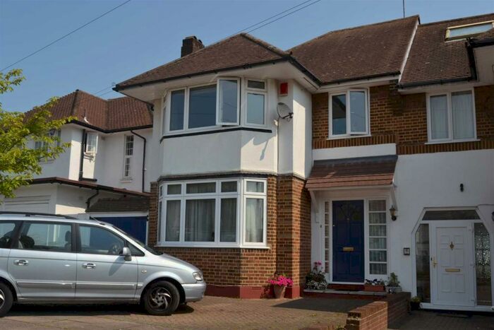3 Bedroom Semi-Detached House To Rent In Steynings Way, North Finchley, N12