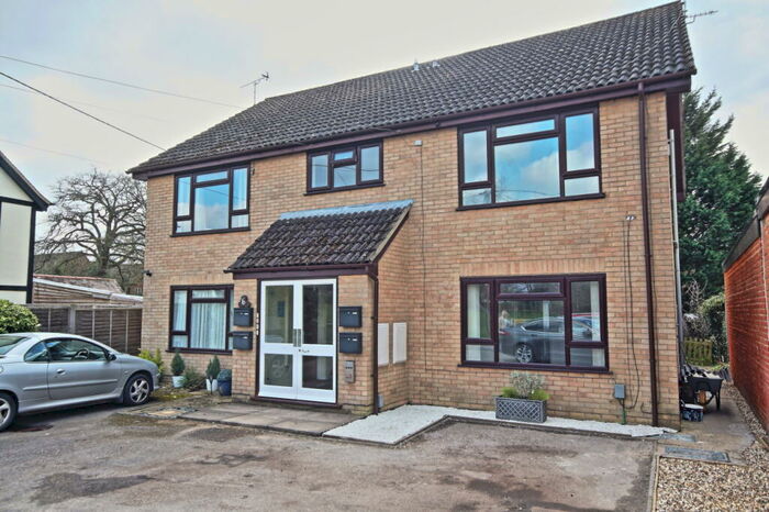 2 Bedroom Flat To Rent In West End, Woking, GU24