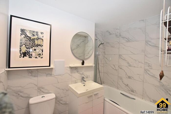 1 Bedroom Apartment For Sale In Oakleigh Court, London, Greater, N1