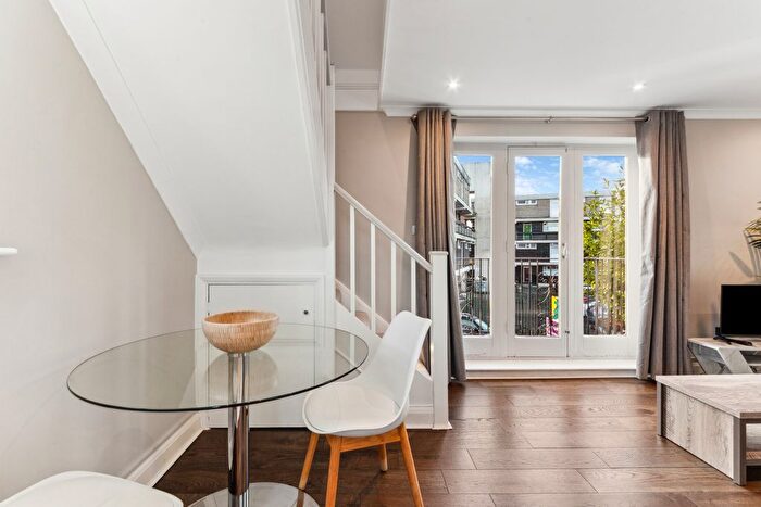 1 Bedroom Terraced House To Rent In Bolingbroke Walk, Battersea Park, SW11