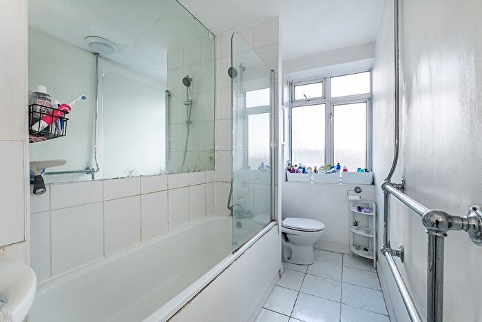 3 Bedroom Flat To Rent In Keswick Road, London, SW15