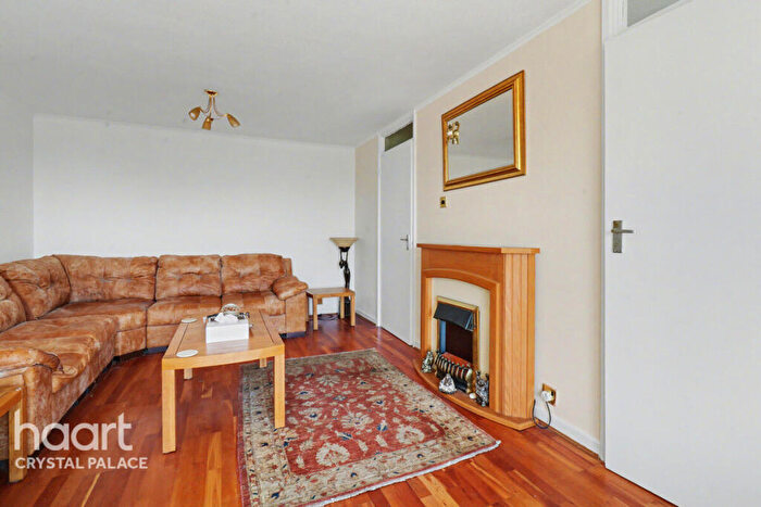 2 Bedroom Apartment For Sale In Beulah Hill, London, SE19