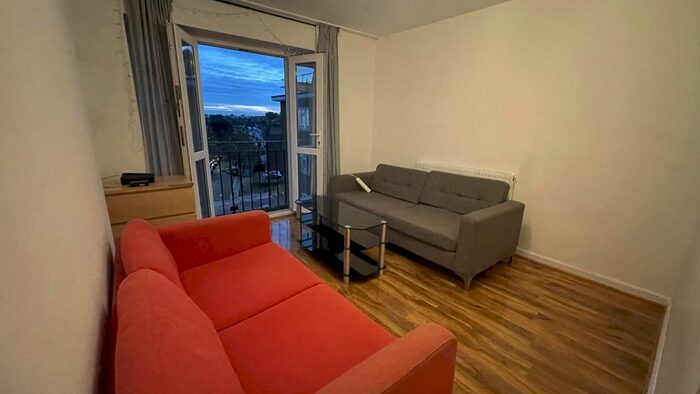 3 Bedroom Flat To Rent In Medway House, Albion Road, N16