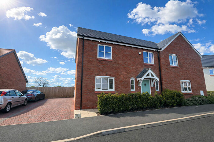 3 Bedroom Semi Detached House For Sale In Foxglove Drive, Swinford, LE17