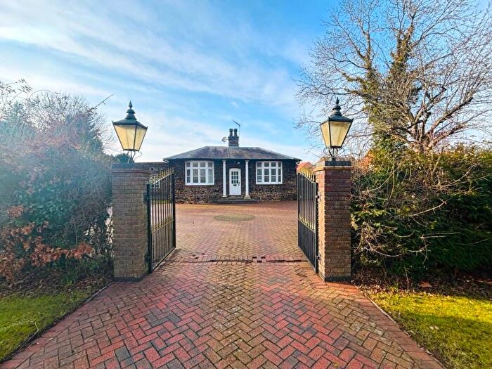 4 Bedroom Bungalow To Rent In Wavendon House Drive, Wavendon, MK17