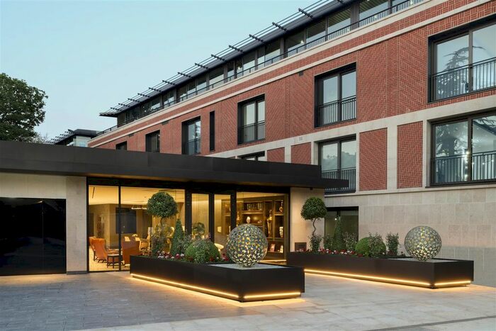 3 Bedroom Flat To Rent In Buxmead, Kenwood, N2