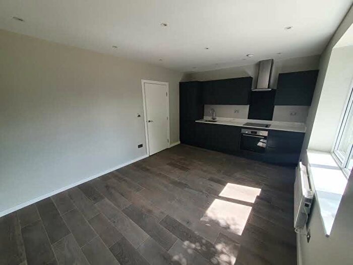 1 Bedroom Flat To Rent In Links Avenue, Morden, Surrey, SM4