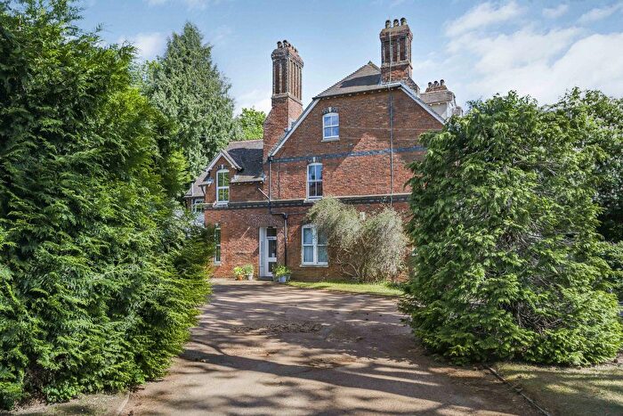 2 Bedroom Flat For Sale In Old Boars Hill, Oxford, OX1