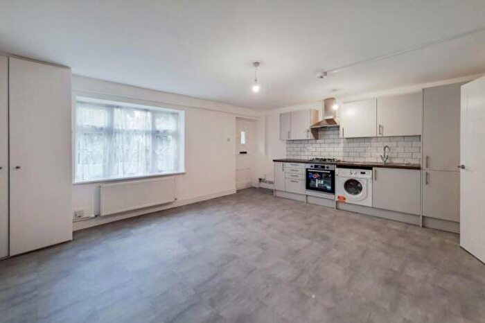 1 Bedroom Flat To Rent In Woodhill, Woolwich, London, SE18