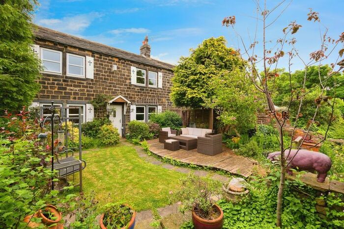 3 Bedroom End Of Terrace House For Sale In Moor View, Yeadon, Leeds, LS19
