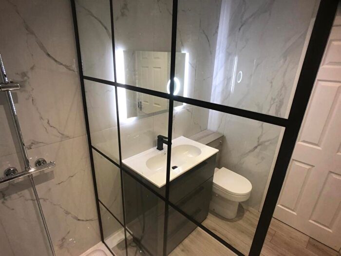2 Bedroom Apartment To Rent In Lane End Court, Leeds, LS17