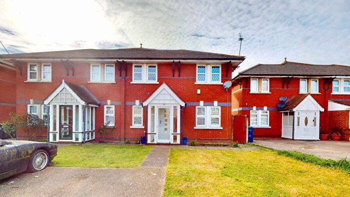 4 Bedroom Semi Detached House For Sale In Willowbrook Road, Southall, UB2
