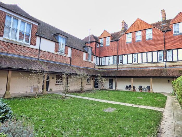 2 Bedroom Flat For Sale In St. Mary's, Wantage, Oxfordshire, OX12