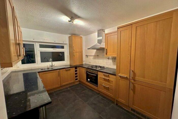 2 Bedroom Flat To Rent In Silverwood Close, Beckenham, BR3