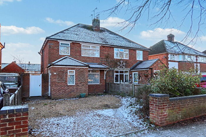 3 Bedroom Semi Detached House For Sale In Manor Road, Banbury, OX16