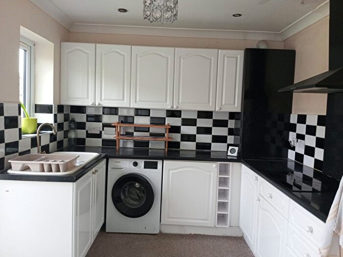 3 Bedroom Semi-Detached Bungalow To Rent In Heather Gardens, Romford, Dagenham, Rm, RM1