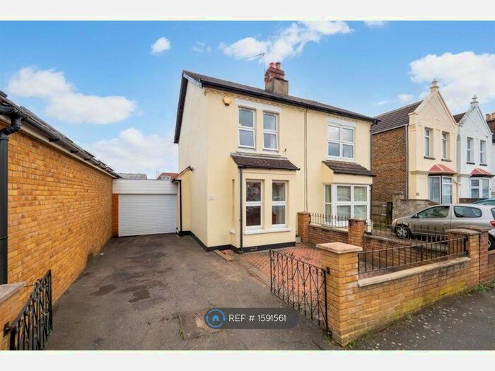 3 Bedroom Semi-Detached House To Rent In Sutton Grove, Sutton, SM1
