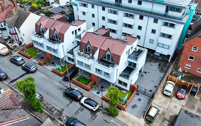 3 Bedroom Terraced House For Sale In Leighton Avenue, Leigh-On-Sea, SS9