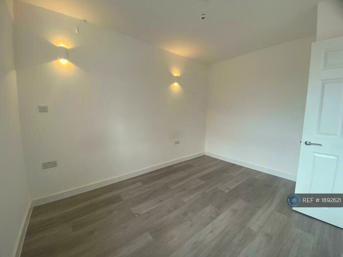 1 Bedroom Flat To Rent In Hampton Court, Cradley Heath Birmingham, B64