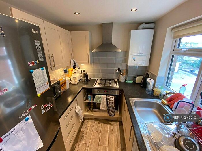 3 Bedroom Flat To Rent In Drummond Road, Guildford, GU1