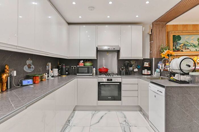 5 Bedroom End Of Terrace House For Sale In Cherry Garth, Brentford, TW8