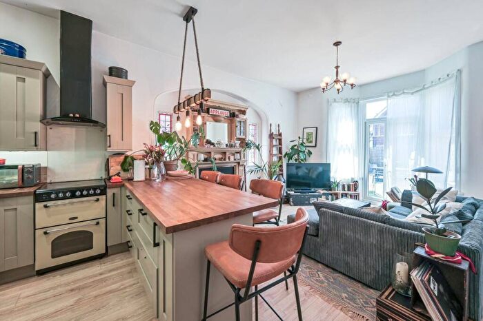 3 Bedroom Flat To Rent In Princes Avenue, Finchley Central, London, N3