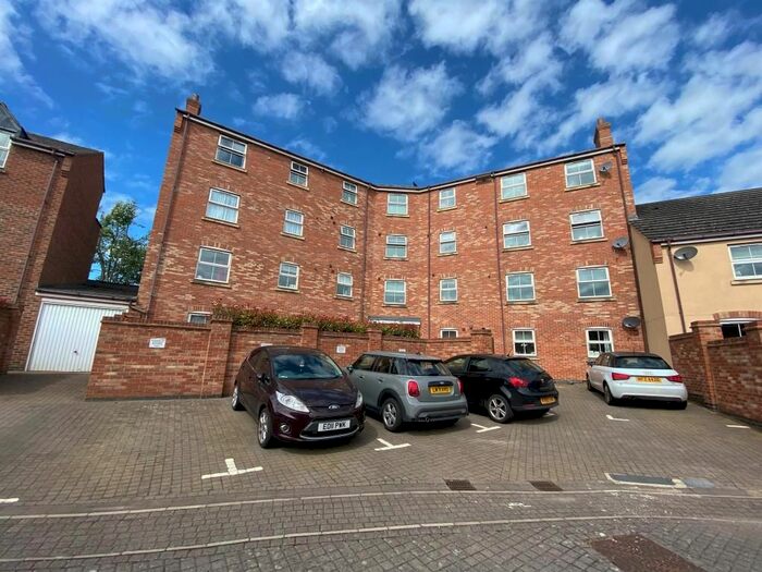 2 Bedroom Flat To Rent In Crowell Mews, Aylesbury, HP19