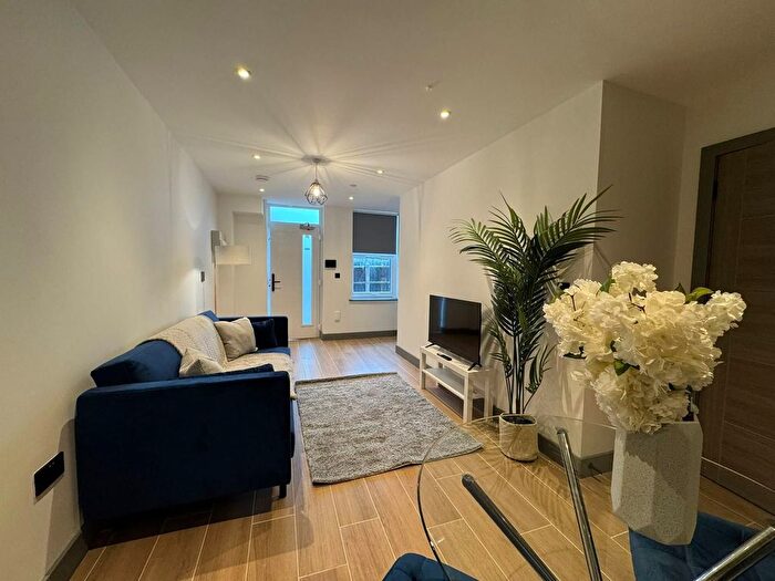 1 Bedroom Flat To Rent In Avenir Court, Ballards Lane, N12