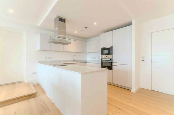 2 Bedroom Flat To Rent In Fitzgerald Court, Angel, London, N1