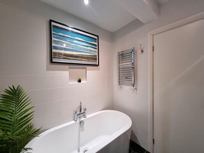 2 Bedroom Flat To Rent In Courcy Road, Turnpike Lane, N8