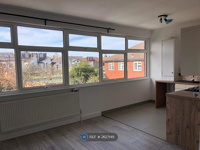 3 Bedroom Flat To Rent In School Road, Hampton Hill, Hampton, TW12