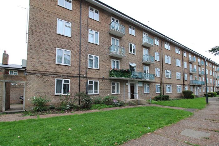 2 Bedroom Flat To Rent In Grove Avenue, Pinner, HA5