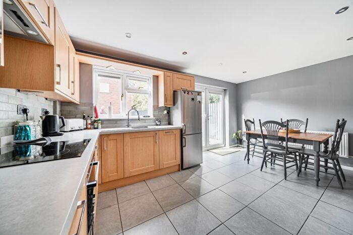 3 Bedroom Link Detached House For Sale In Ashburnham Close, Freshbrook, Swindon, SN5