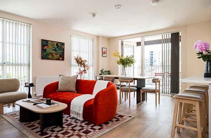 3 Bedroom Flat To Rent In Hayes, UB3