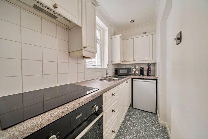 1 Bedroom Flat For Sale In Drayton Gardens, South Kensington, London, SW10