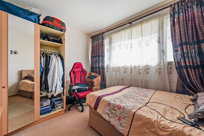 3 Bedroom Maisonette For Sale In Burdett Road, Tower Hamlets, London, E14