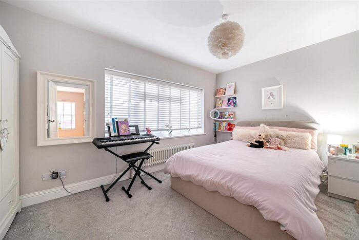 5 Bedroom Detached House For Sale In Knowles Avenue Crowthorne, Berkshire, RG45