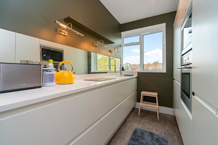 1 Bedroom Flat For Sale In Burnham Court, Fairhazel Gardens, South Hampstead, NW6