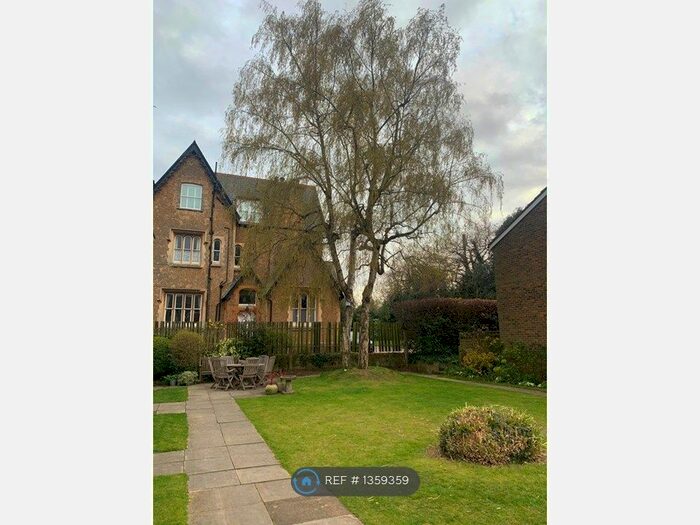 2 Bedroom Maisonette To Rent In Glebe Court, Guildford, GU1