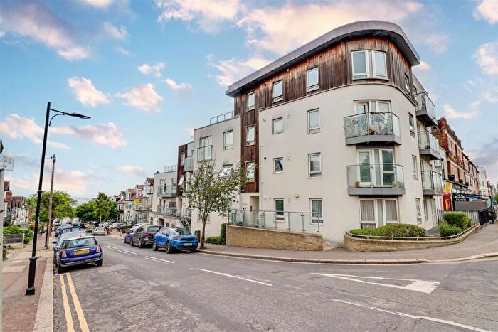 2 Bedroom Apartment For Sale In Palmerston Road, Westcliff-on-Sea, SS0