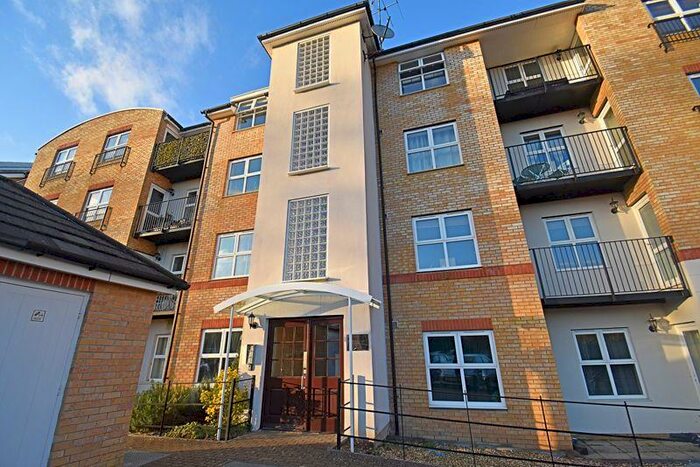 2 Bedroom Flat To Rent In Russell Road, Town Centre, Basingstoke, RG21
