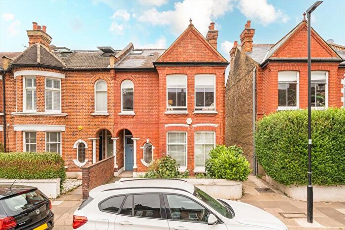 3 Bedroom Flat For Sale In Haverhill Road, Balham, SW12