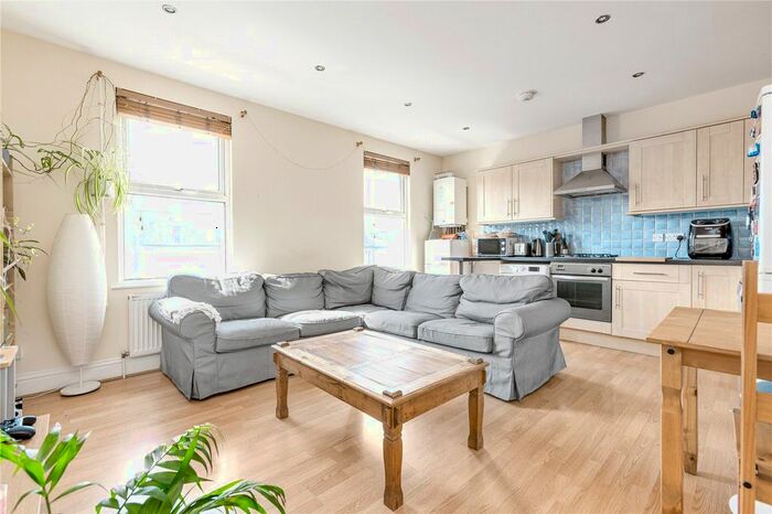 2 Bedroom Flat To Rent In Lavender Hill, Battersea, SW11