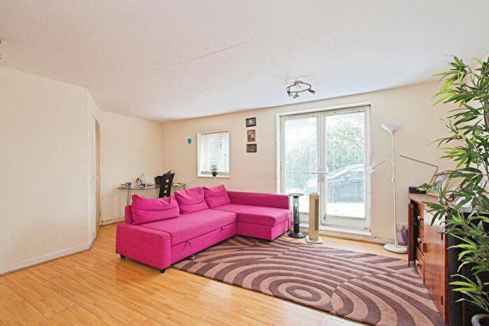 2 Bedroom Flat For Sale In Plumstead Road, London, SE18