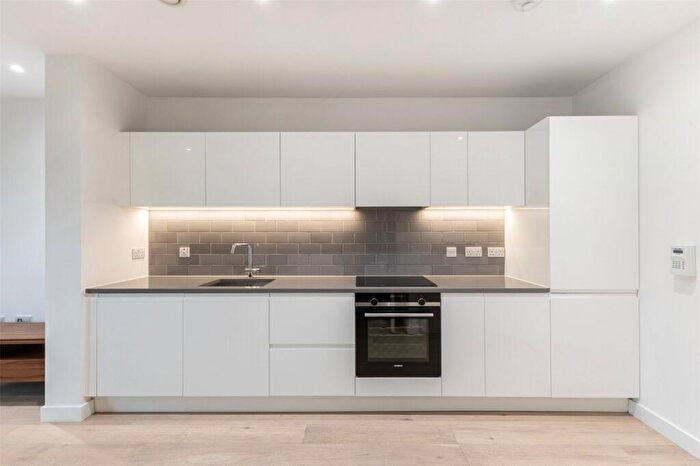 Flat To Rent In Rendal Way, London, E16