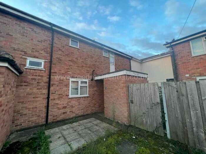 2 Bedroom House To Rent In Central Avenue, Canvey Island, SS8