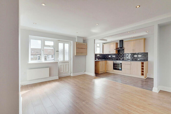 2 Bedroom Flat For Sale In London Road, Hadleigh, SS7